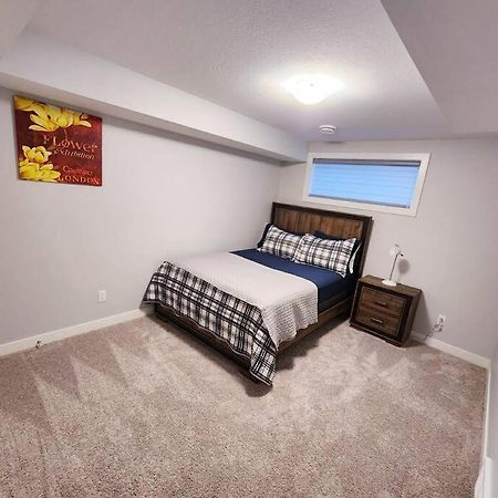 Deluxe 2 Bedroom Suite With*Netflix/Cable/Prime Edmonton Exteriör bild