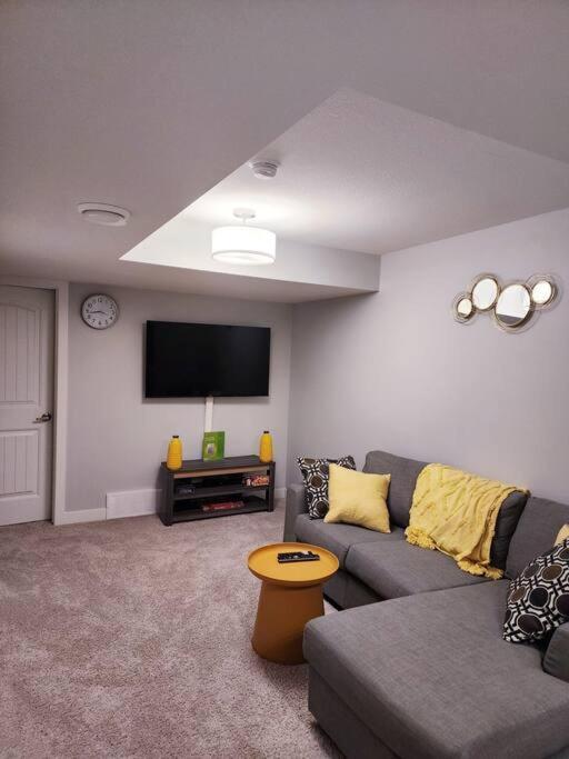 Deluxe 2 Bedroom Suite With*Netflix/Cable/Prime Edmonton Exteriör bild