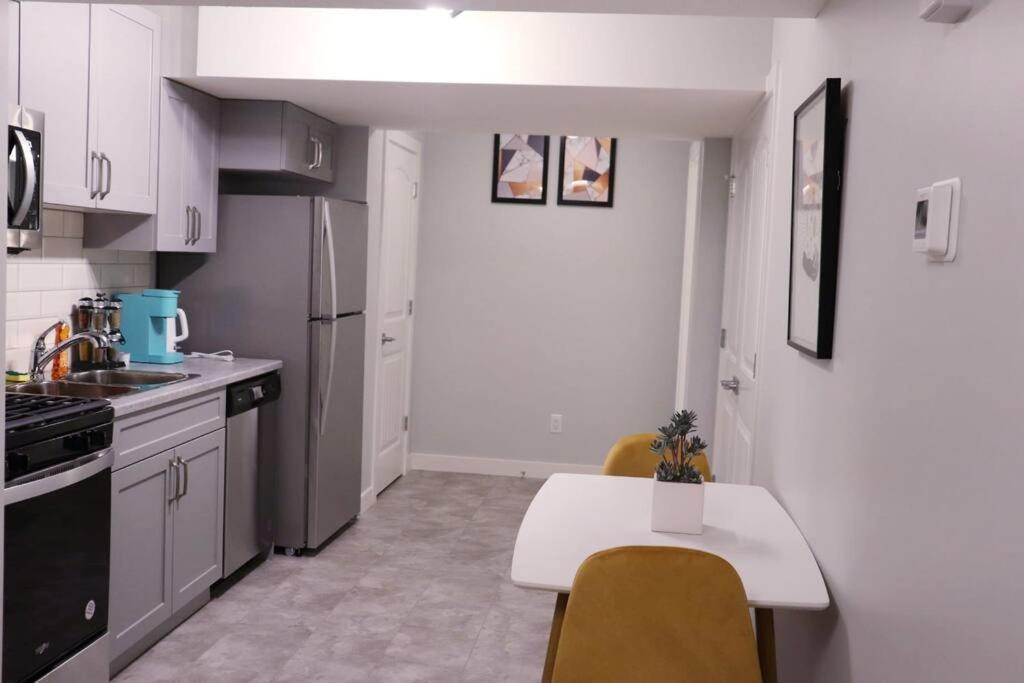 Deluxe 2 Bedroom Suite With*Netflix/Cable/Prime Edmonton Exteriör bild
