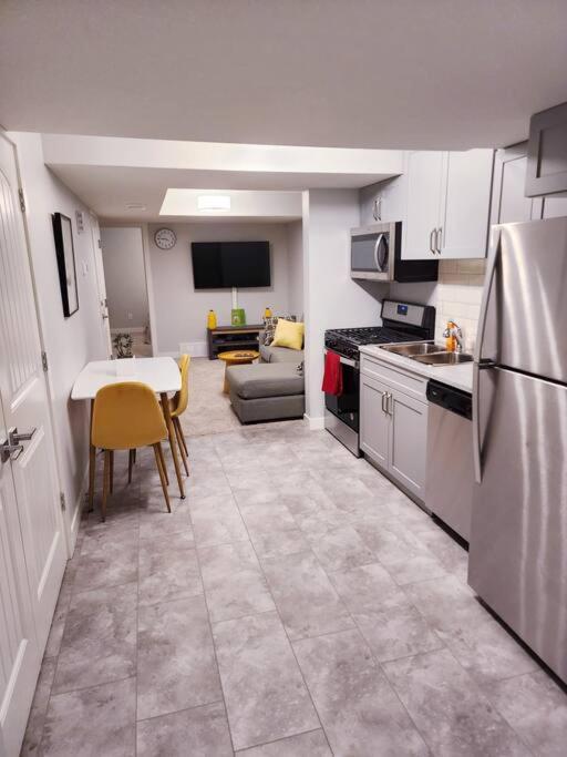 Deluxe 2 Bedroom Suite With*Netflix/Cable/Prime Edmonton Exteriör bild