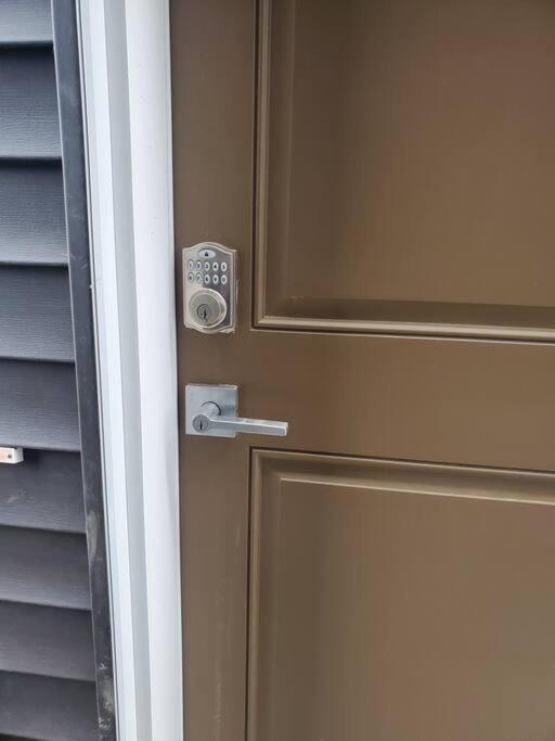 Deluxe 2 Bedroom Suite With*Netflix/Cable/Prime Edmonton Exteriör bild
