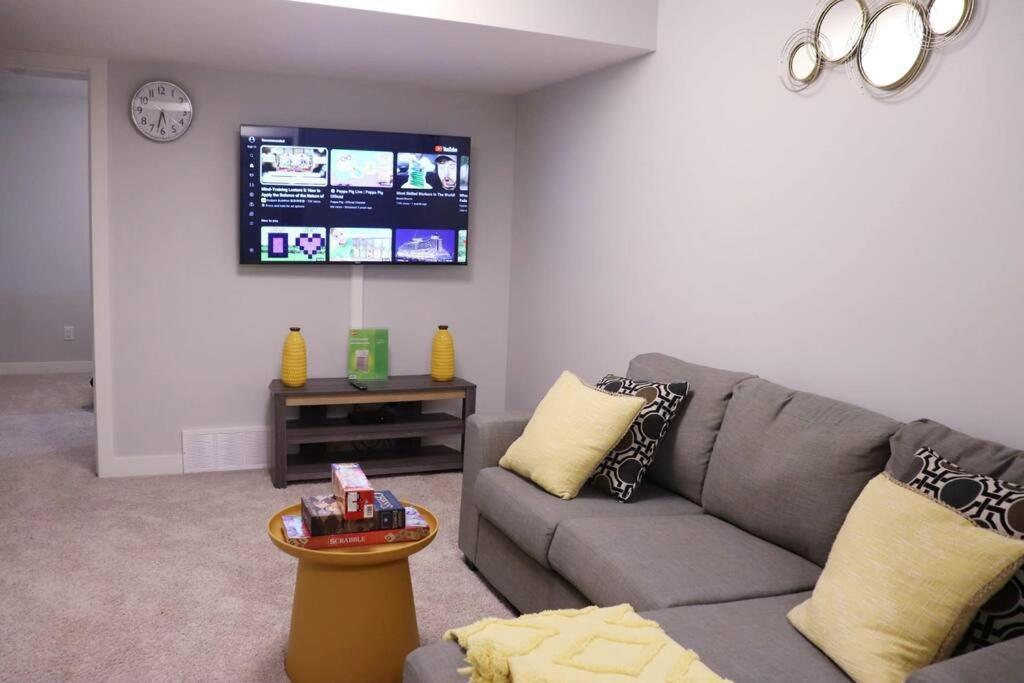 Deluxe 2 Bedroom Suite With*Netflix/Cable/Prime Edmonton Exteriör bild